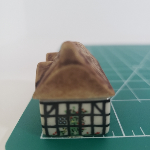 Wade England Figurines Whimsey On Why Pump Cottage #1 - Picture 8 of 9